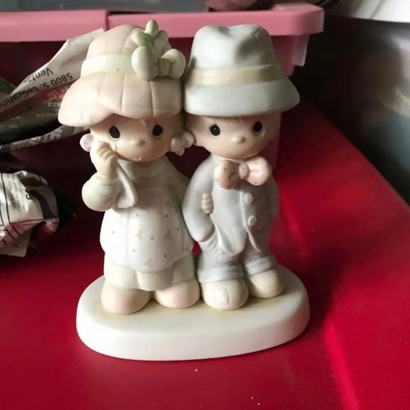 Precious Moments Figurine - Picture 1 of 4